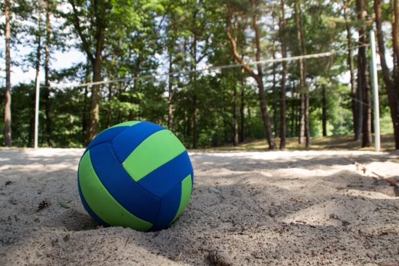 Vollyball -Platz mit Quarzsand